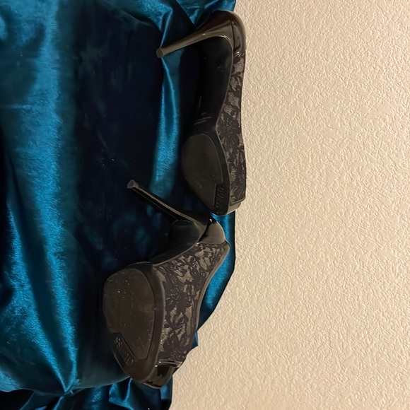 Size 10 black lace Guess heels - Picture 7 of 8